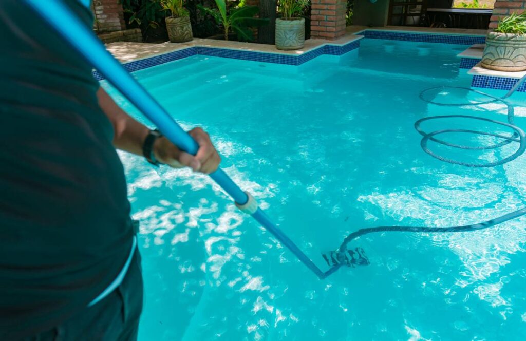 Entretenir sa piscine : les fondamentaux pour une eau parfaite